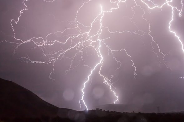 تفسير البرق في الحلم , معني رؤية الضوء الذي يظهر فجاة في السماء