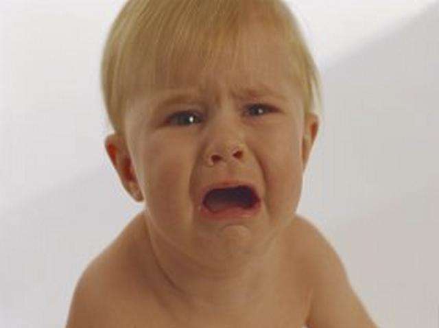 صورة طفل يبكي , بكاء اصحاب البراءة بالصور الحبيب للحبيب